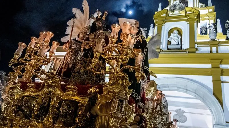 El paso del Cristo de la Sentencia de La Macarena a la salida de su templo