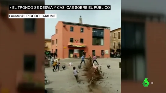 El tronco se desvía y casi cae sobre el público El tronco se desvía y casi cae sobre el público