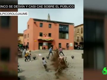El tronco se desvía y casi cae sobre el público El tronco se desvía y casi cae sobre el público