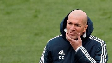 Zidane observa a sus jugadores en el entrenamiento en Valdebebas