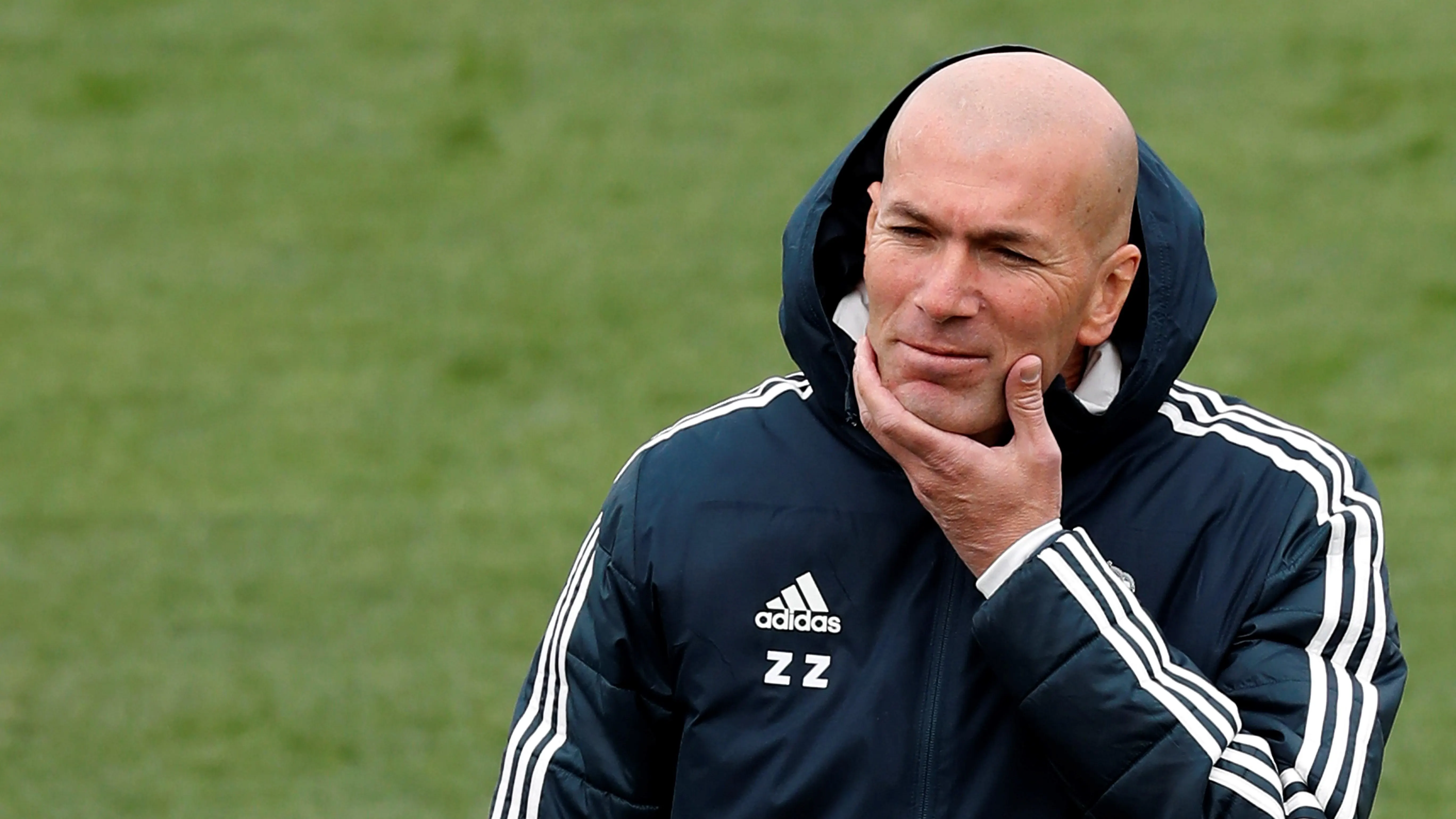 Zidane observa a sus jugadores en el entrenamiento en Valdebebas