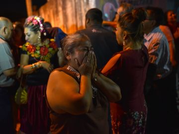 Familiares de las víctimas observan y lloran cerca de la zona del ataque. Familiares de las víctimas observan y lloran cerca de la zona del ataque.