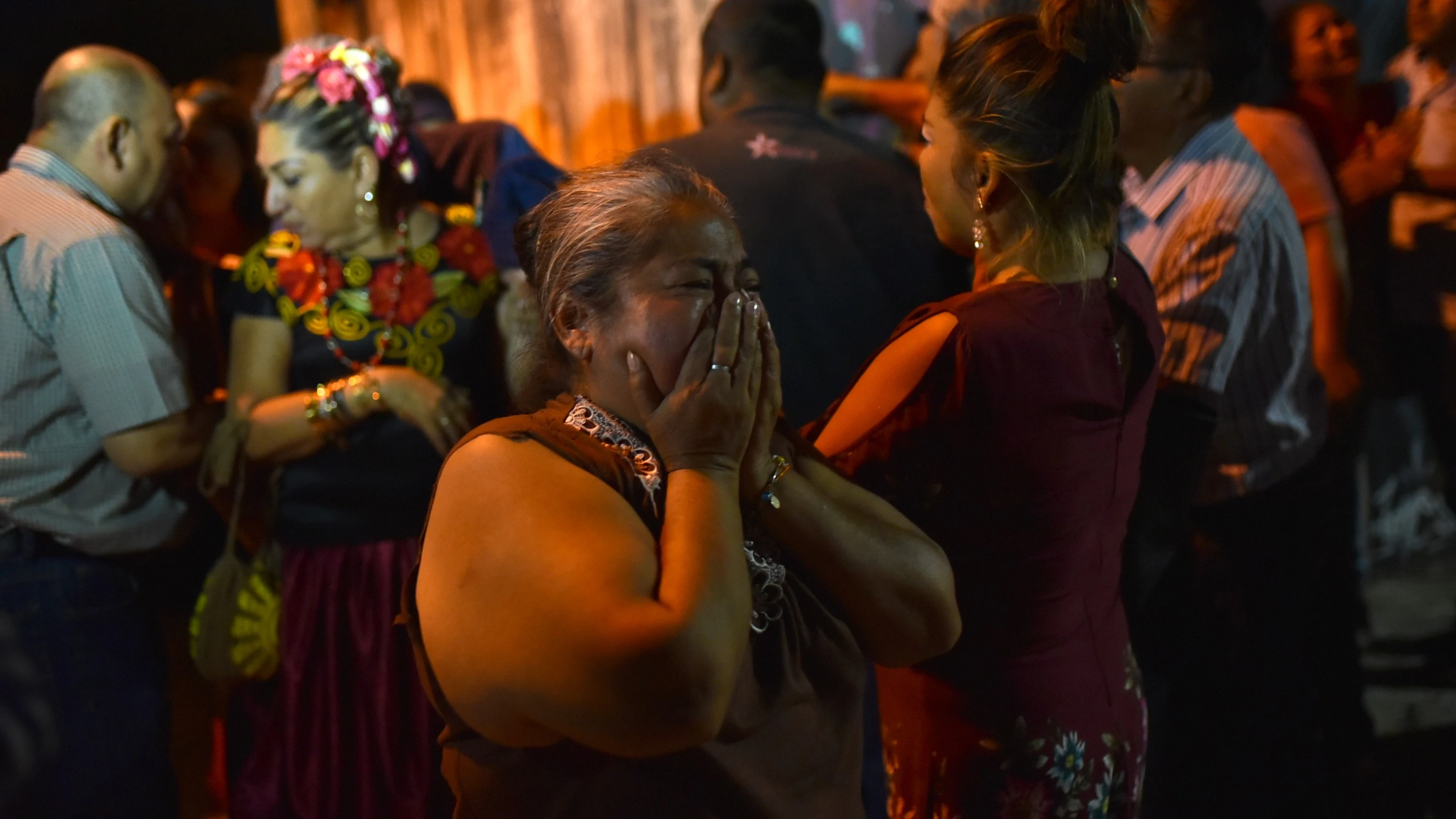 Familiares de las víctimas observan y lloran cerca de la zona del ataque.