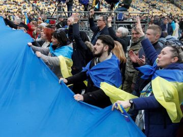 Varias personas asisten al debate que se ha celebrado en el estadio Olímpico de Kiev Varias personas asisten al debate que se ha celebrado en el estadio Olímpico de Kiev