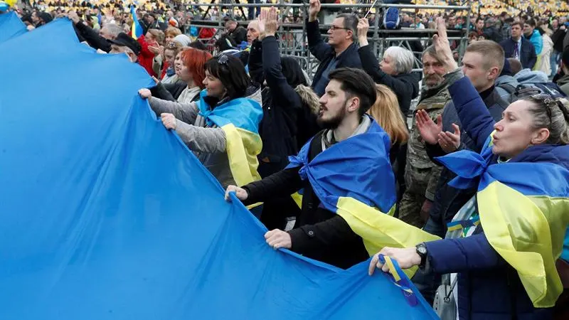 Varias personas asisten al debate que se ha celebrado en el estadio Olímpico de Kiev