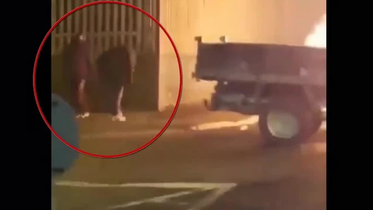 Imagen de vídeo en la que se ve a los sospechosos del asesinato de la periodista Lyra McKee. Imagen de vídeo en la que se ve a los sospechosos del asesinato de la periodista Lyra McKee.
