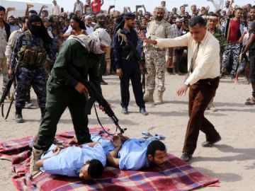 Ejecutan a dos hombres por violar y asesinar a un niño en Yemen Ejecutan a dos hombres por violar y asesinar a un niño en Yemen
