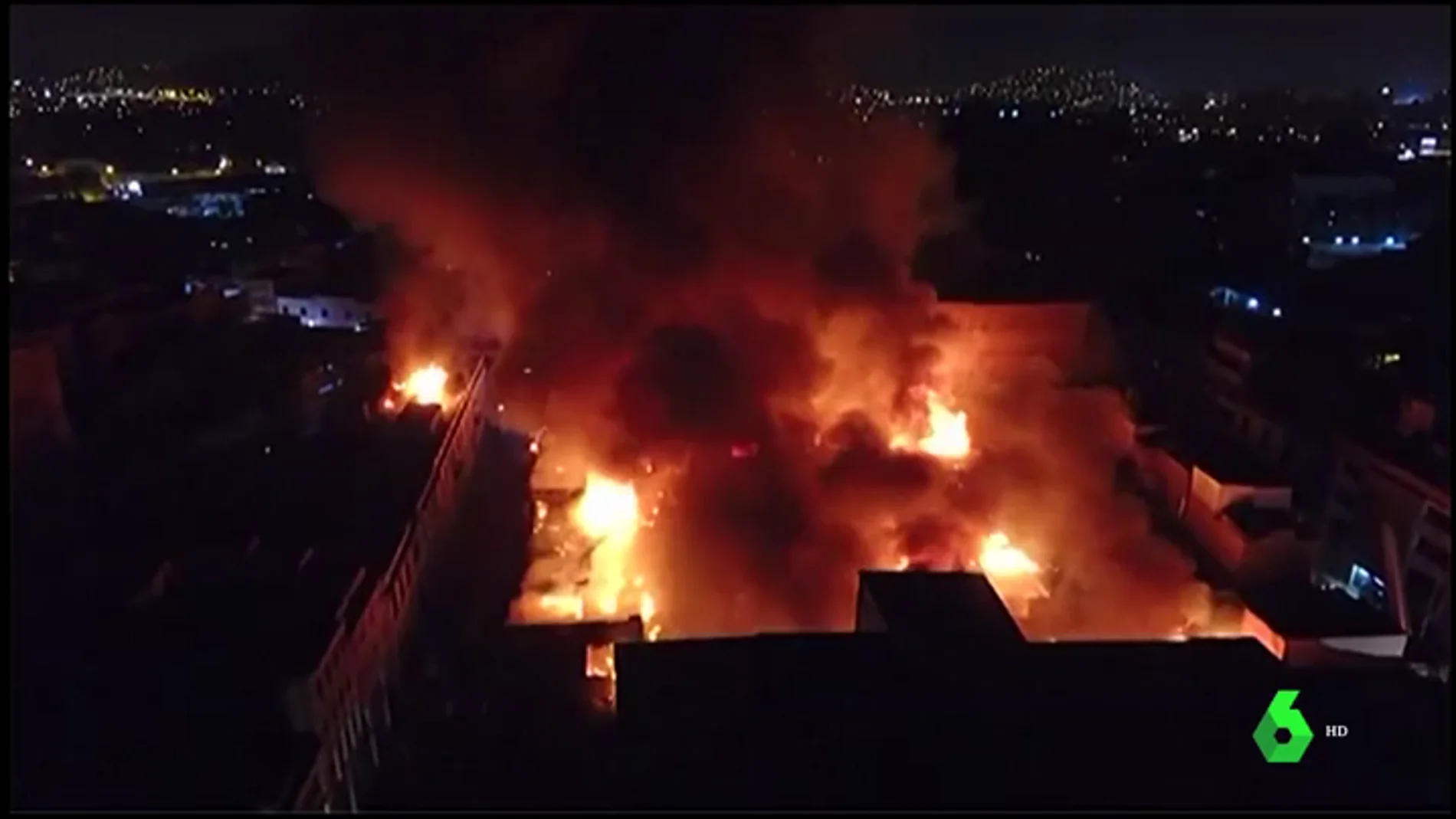  Un gran incendio arrasa parte del centro histórico de Lima, en Perú