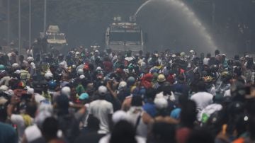 Simpatizantes de Juan Guaidó se enfrentan a las fuerzas oficialistas