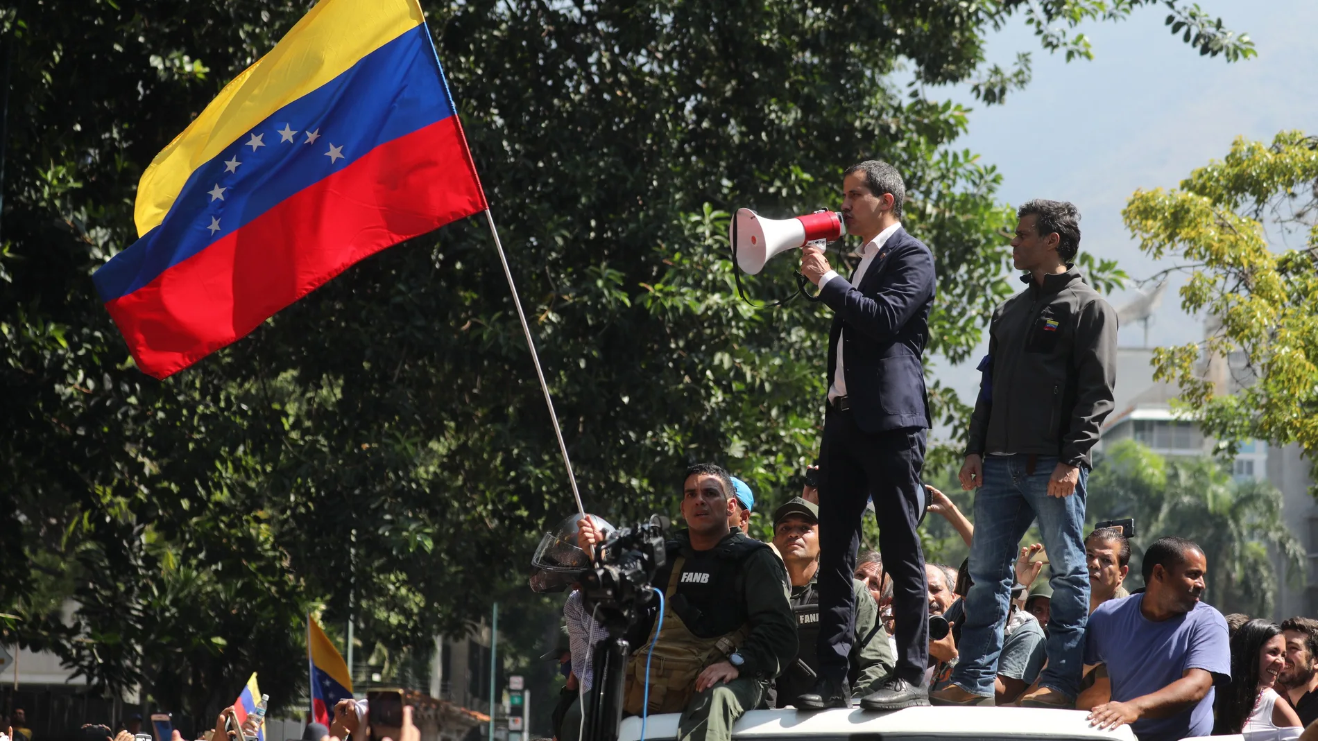 El presidente de la Asamblea Nacional, Juan Guaidó, y el líder opositor Leopoldo López