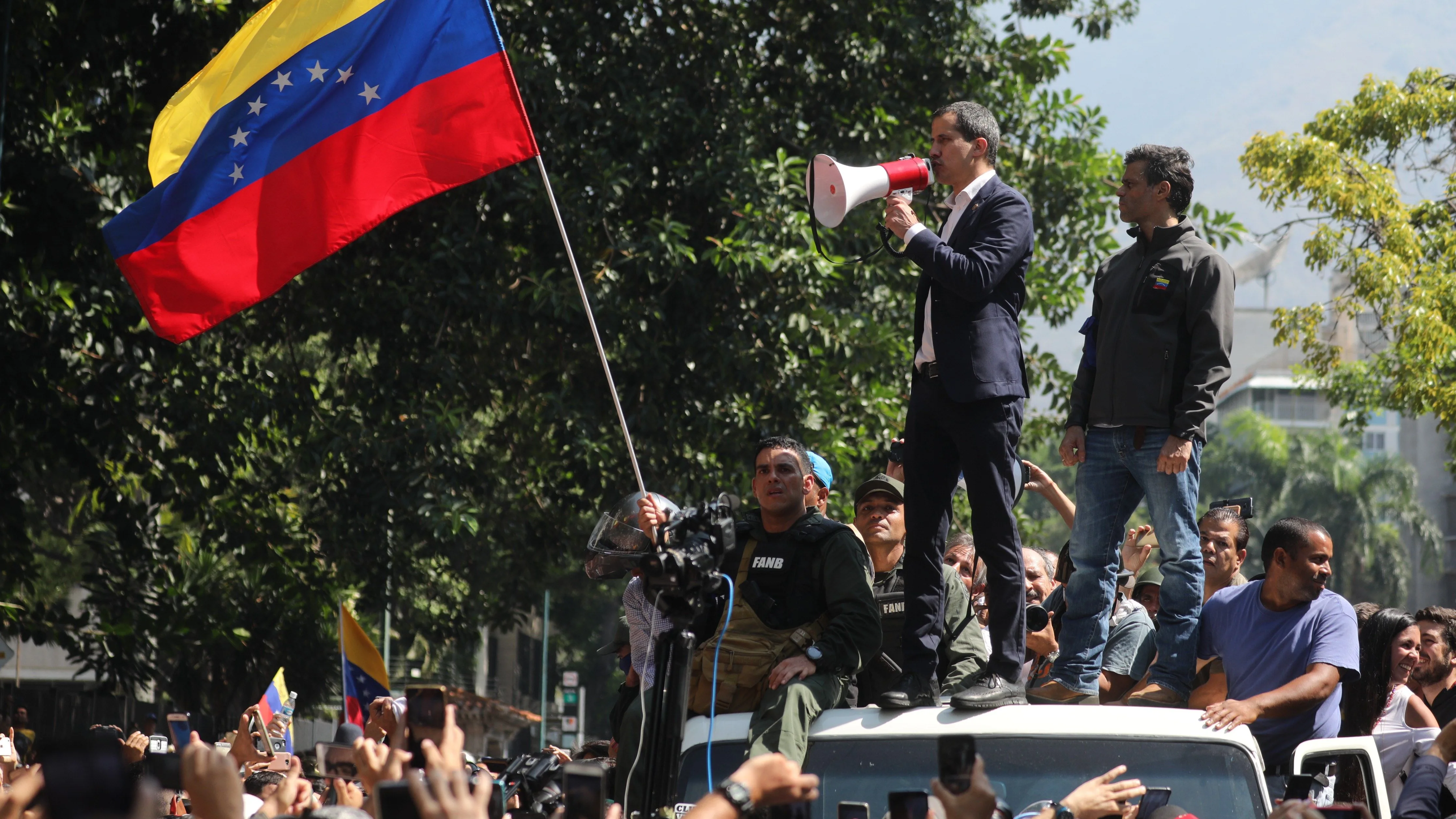 El presidente de la Asamblea Nacional, Juan Guaidó, y el líder opositor Leopoldo López