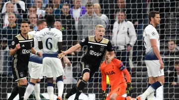Van de Beek celebra su gol con el Ajax ante el Tottenham