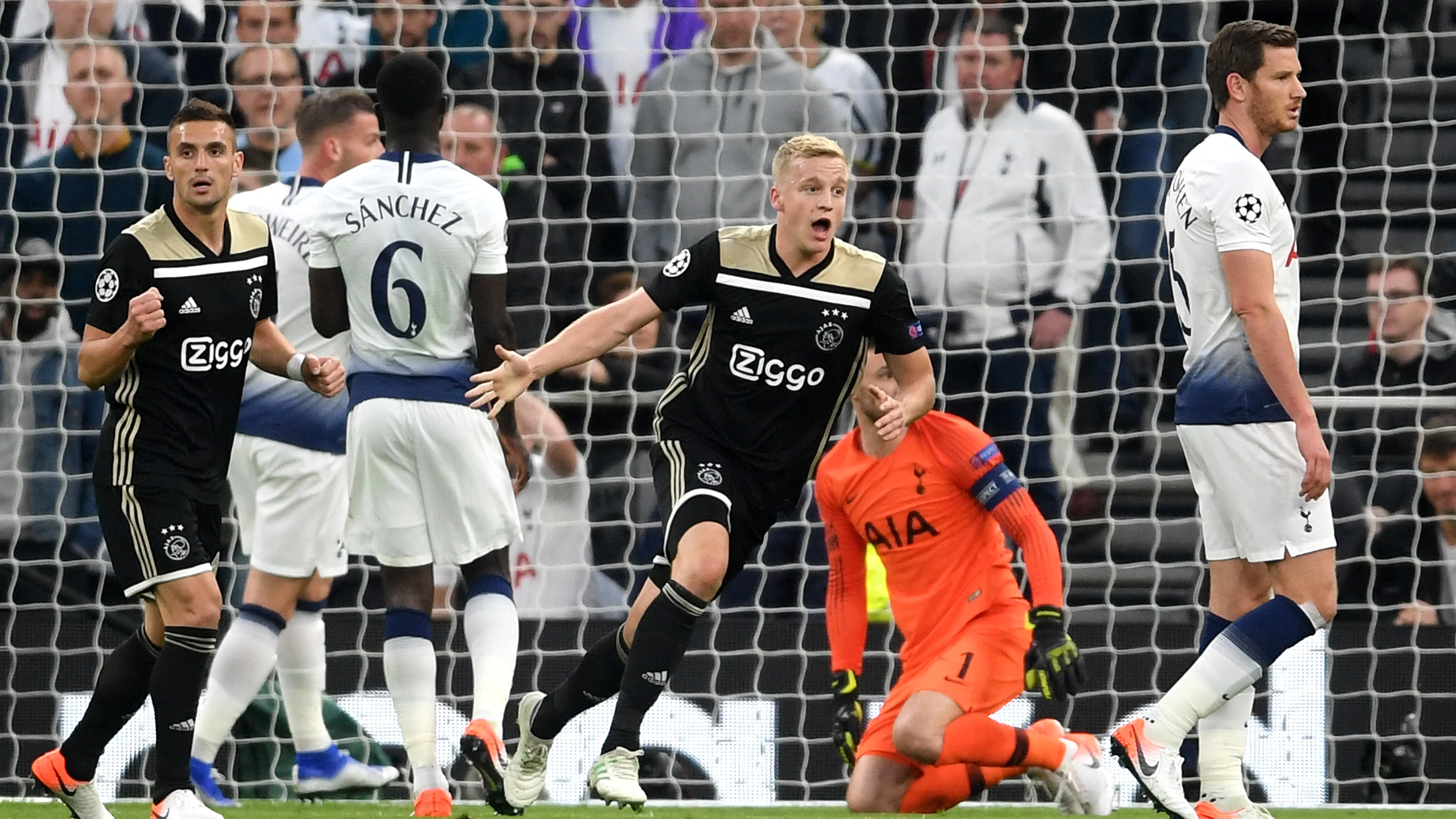 Van de Beek celebra su gol con el Ajax ante el Tottenham