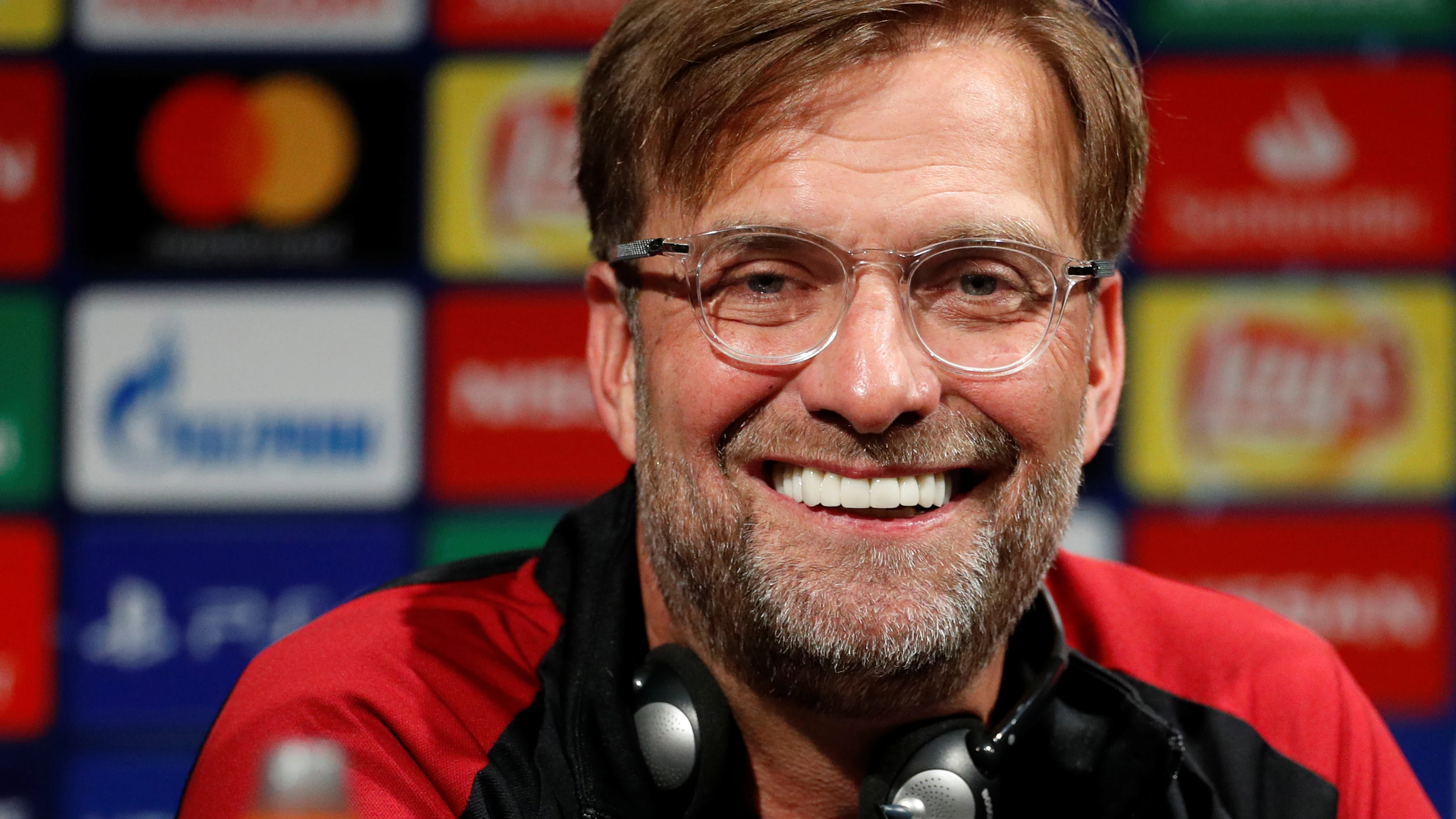 Klopp sonríe en la sala de prensa