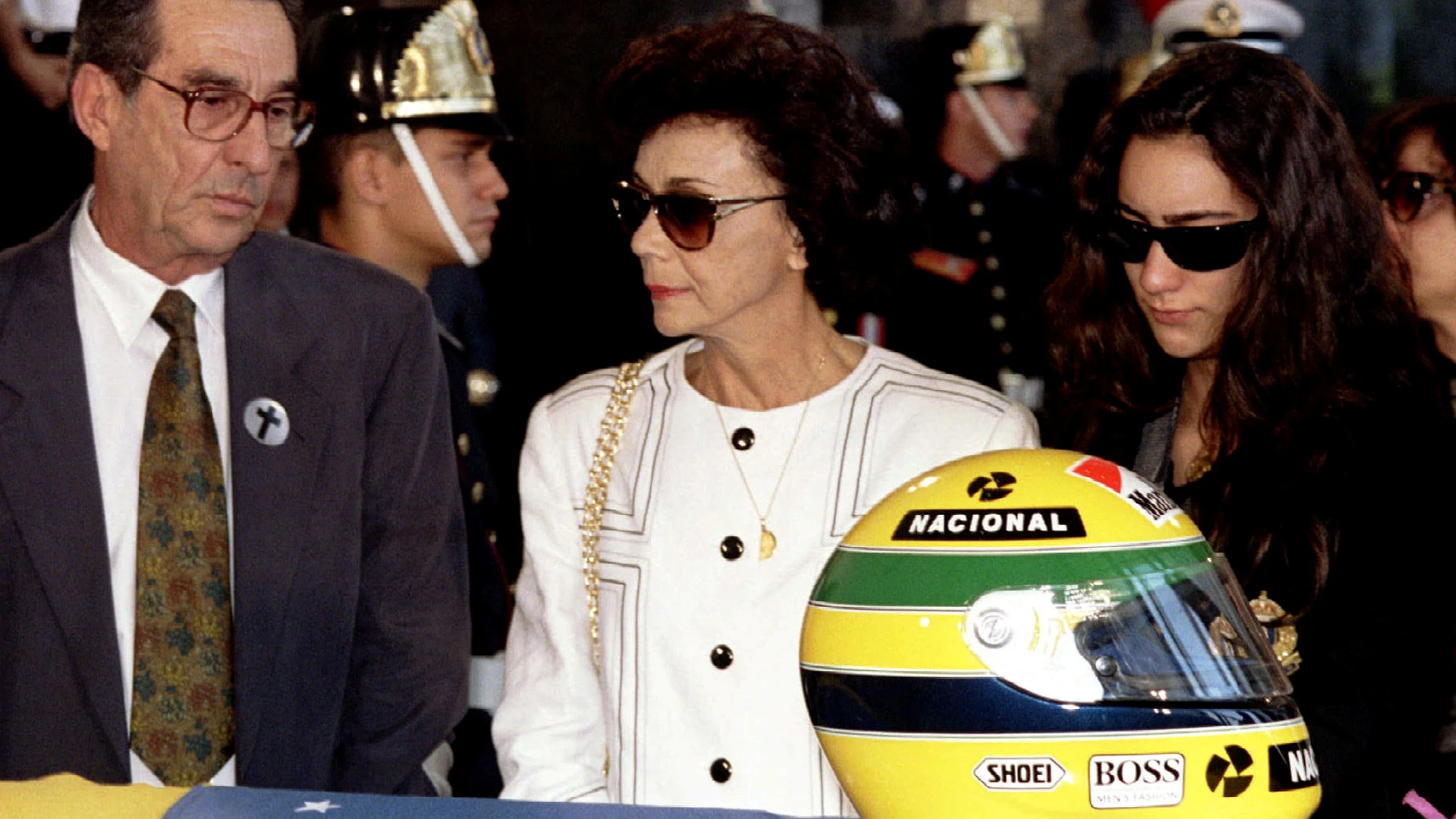 Los padres y la hermana de Ayrton Senna, durante el funeral del piloto