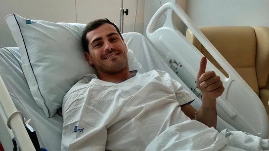 Iker Casillas sonríe desde la cama del hospital Iker Casillas sonríe desde la cama del hospital