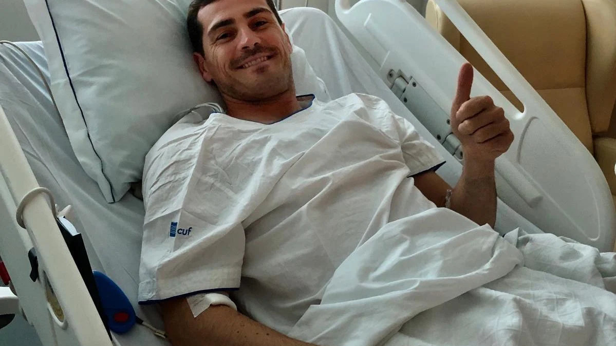 Iker Casillas sonríe desde la cama del hospital