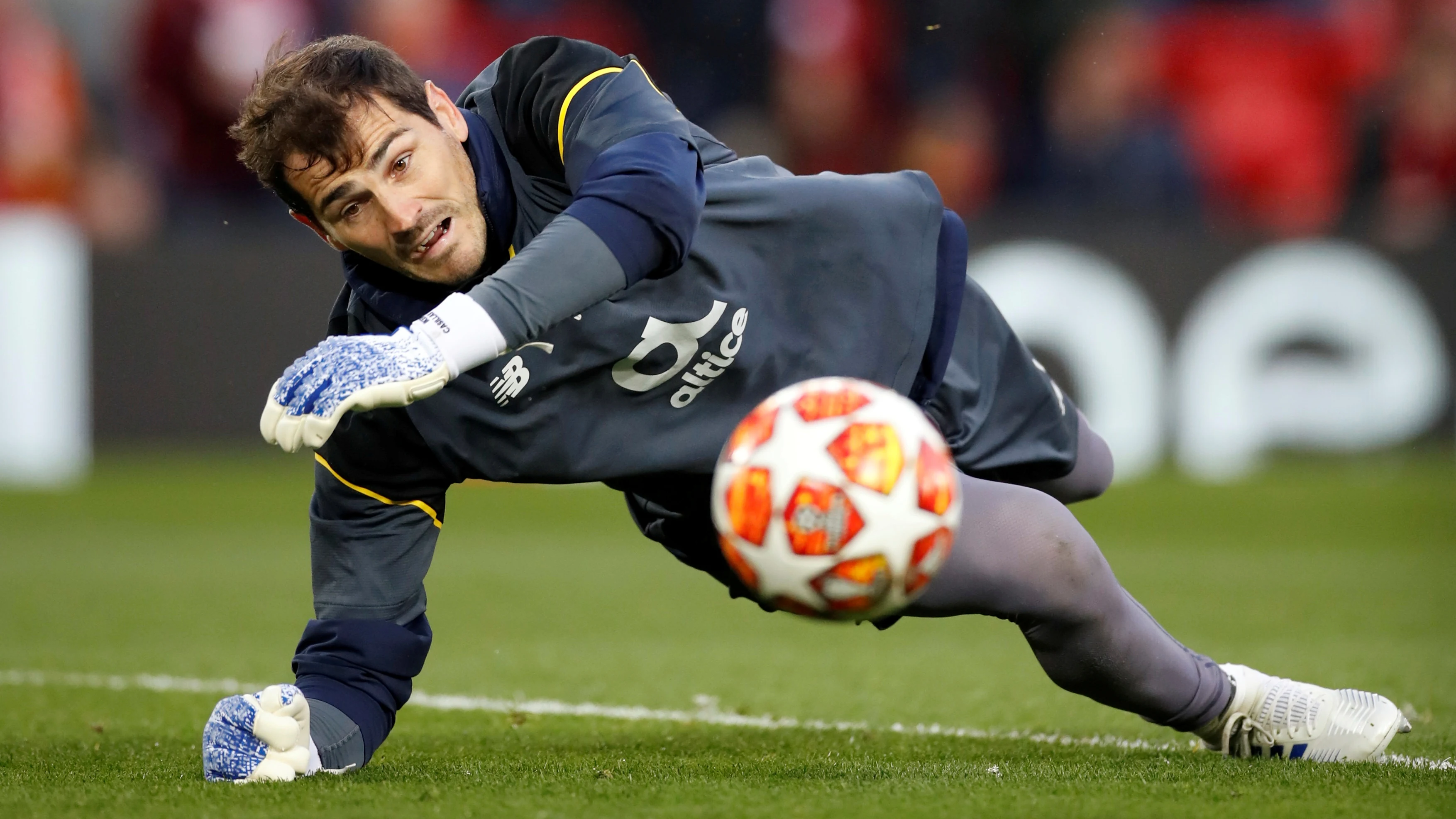 Iker Casillas realiza una parada durante un partido