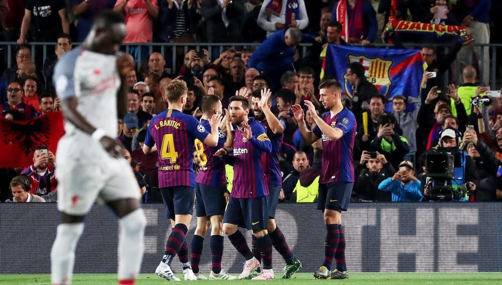Los futbolistas del Barcelona celebran un gol