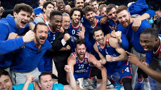 El Efes celebra el triunfo en Euroliga El Efes celebra el triunfo en Euroliga