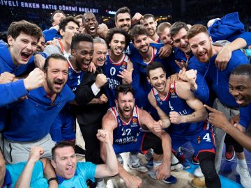 El Efes celebra el triunfo en Euroliga El Efes celebra el triunfo en Euroliga