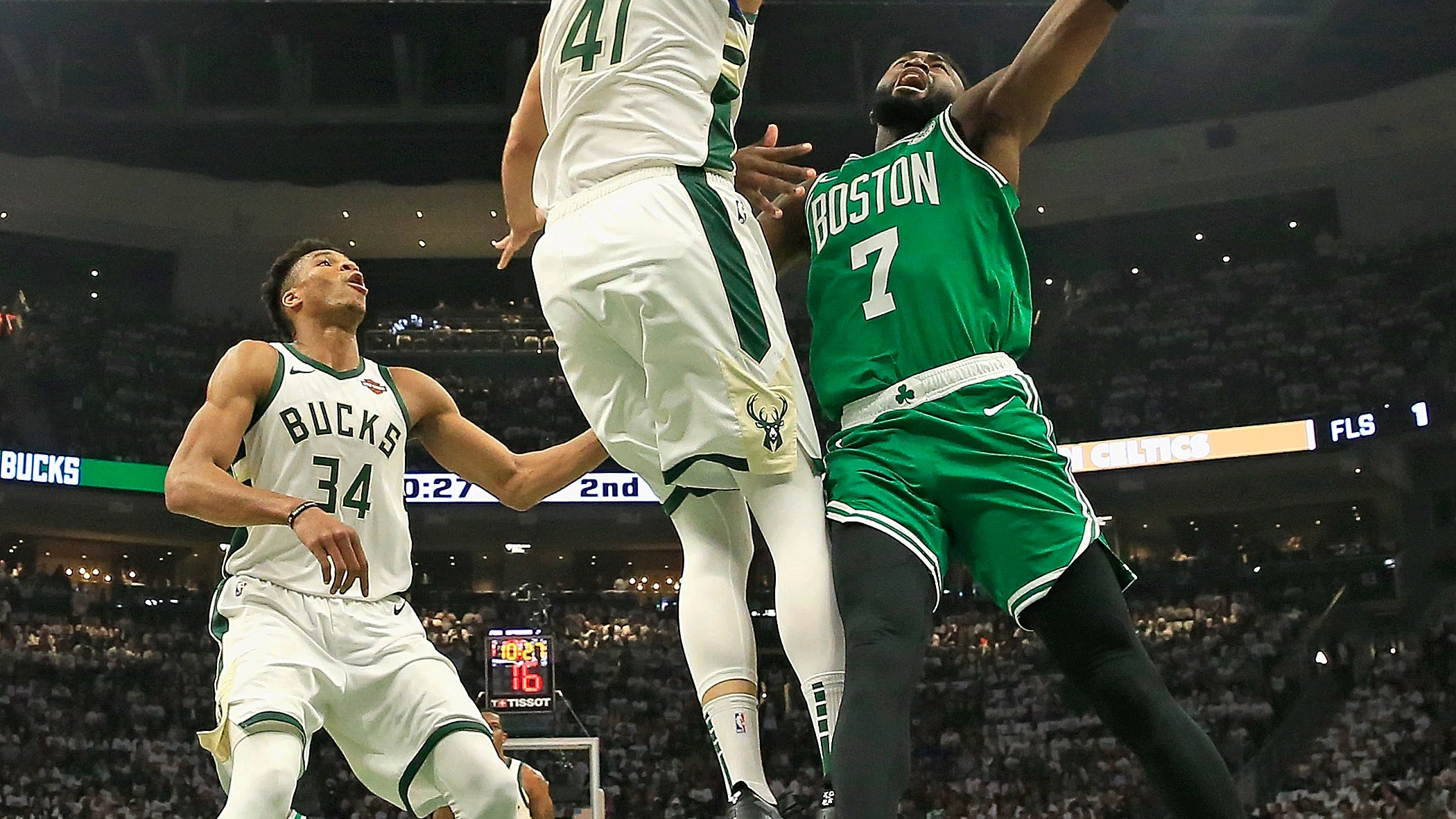 Nikola Mirotic tapona a Jaylen Brown