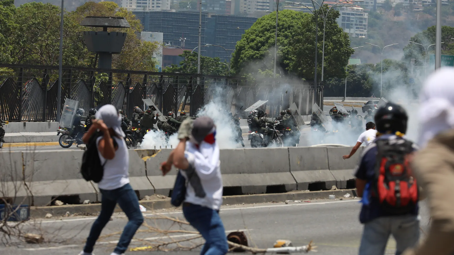 Manifestantes opositores se enfrentan con miembros de la Guardia Nacional Bolivariana en las calles de Caracas (Venezuela) este miércoles, un día después del efímero levantamiento militar encabezado por Juan Guaidó.