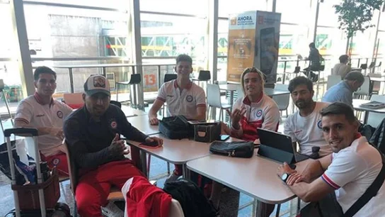 La plantilla de Argentinos Juniors, en el aeropuerto La plantilla de Argentinos Juniors, en el aeropuerto