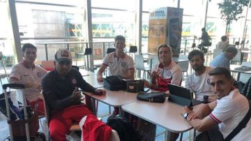 La plantilla de Argentinos Juniors, en el aeropuerto