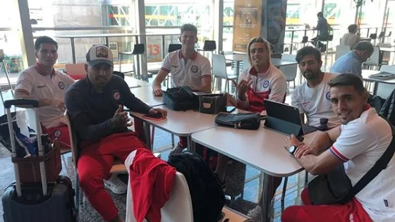 La plantilla de Argentinos Juniors, en el aeropuerto