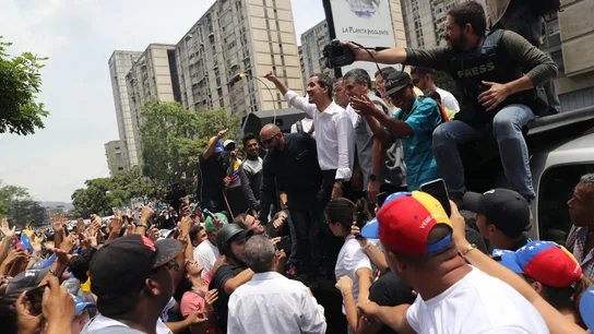 Cientos de opositores escuchan al líder opositor Juan Guaidó Cientos de opositores escuchan al líder opositor Juan Guaidó