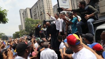 Cientos de opositores escuchan al líder opositor Juan Guaidó 