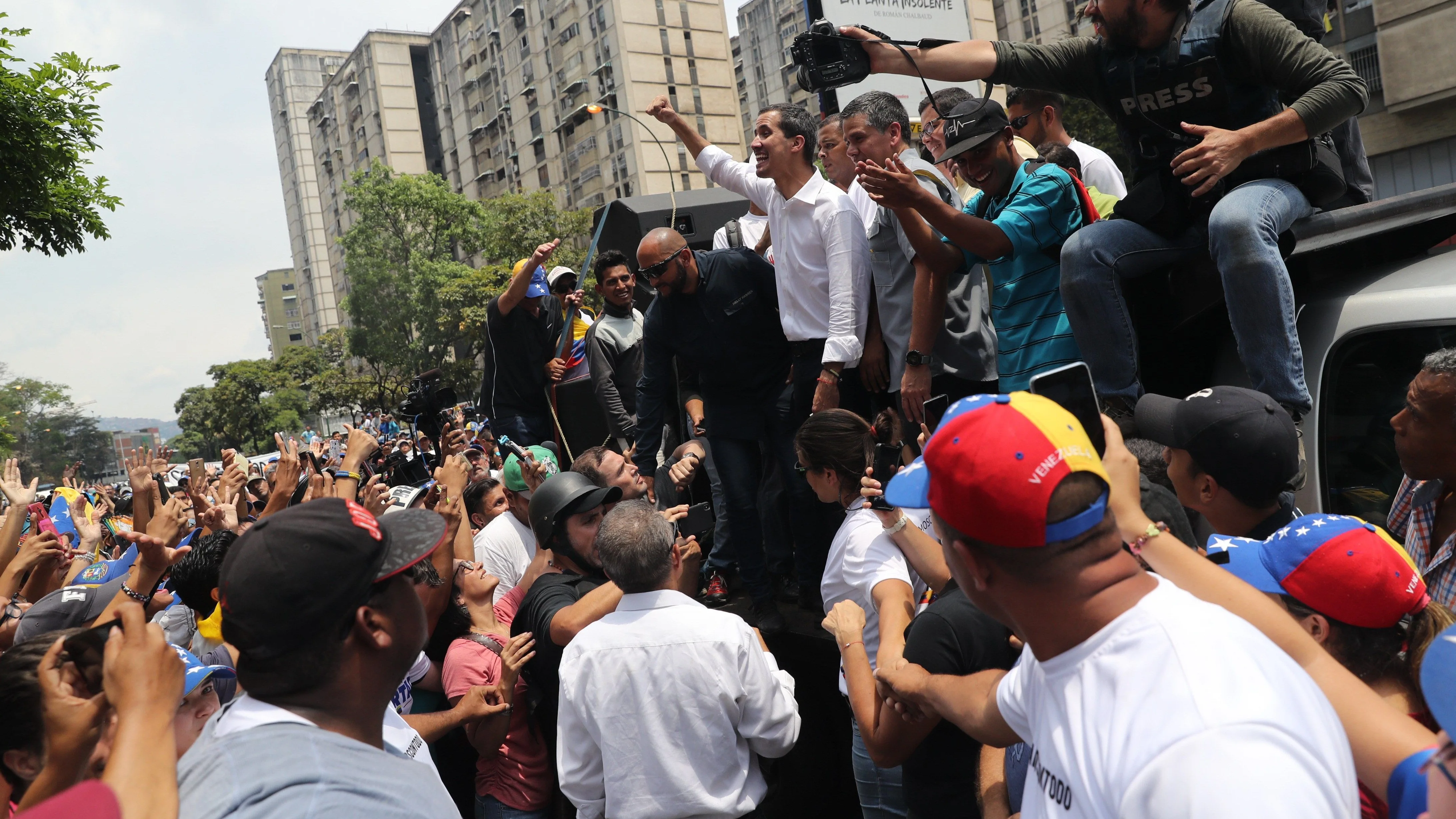 Cientos de opositores escuchan al líder opositor Juan Guaidó 