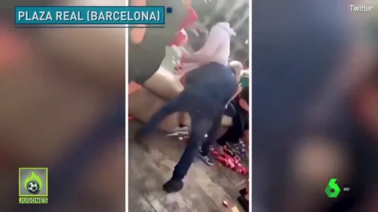 Aficionados del Liverpool tiran a una fuente a un turista y a un vendedor ambulante Aficionados del Liverpool tiran a una fuente a un turista y a un vendedor ambulante