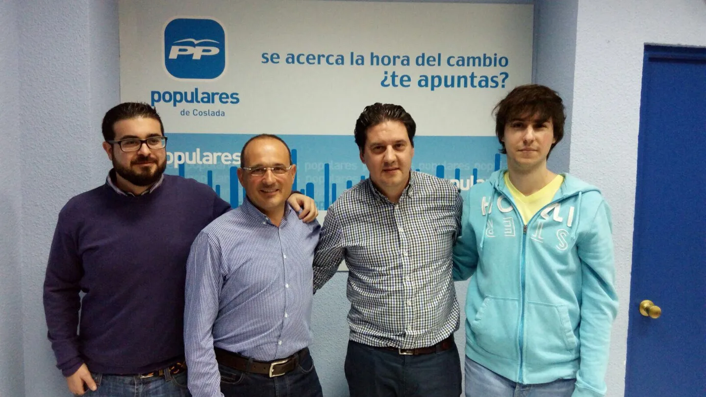 El exconcejal de Coslada Fernando Atienza (tercero por la izquierda) El exconcejal de Coslada Fernando Atienza (tercero por la izquierda)