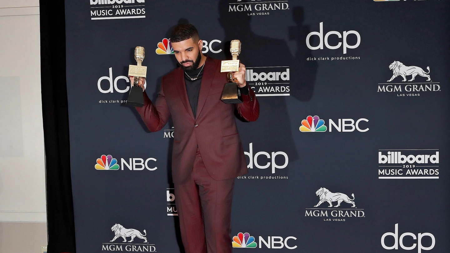 Drake posa con sus premios en la sala de prensa durante la ceremonia de entrega de los premios Billboard Music Awards. Drake posa con sus premios en la sala de prensa durante la ceremonia de entrega de los premios Billboard Music Awards.