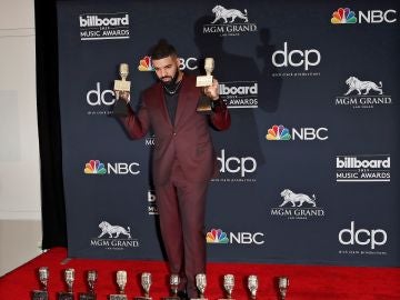 Drake posa con sus premios en la sala de prensa durante la ceremonia de entrega de los premios Billboard Music Awards. Drake posa con sus premios en la sala de prensa durante la ceremonia de entrega de los premios Billboard Music Awards.