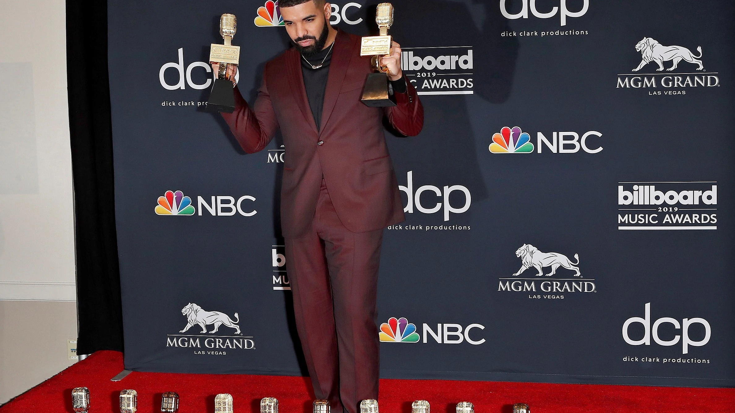 Drake posa con sus premios en la sala de prensa durante la ceremonia de entrega de los premios Billboard Music Awards.