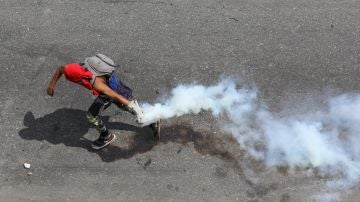 Opositores se enfrentan con la Policía en una manifestación este miércoles en las calles de Caracas
