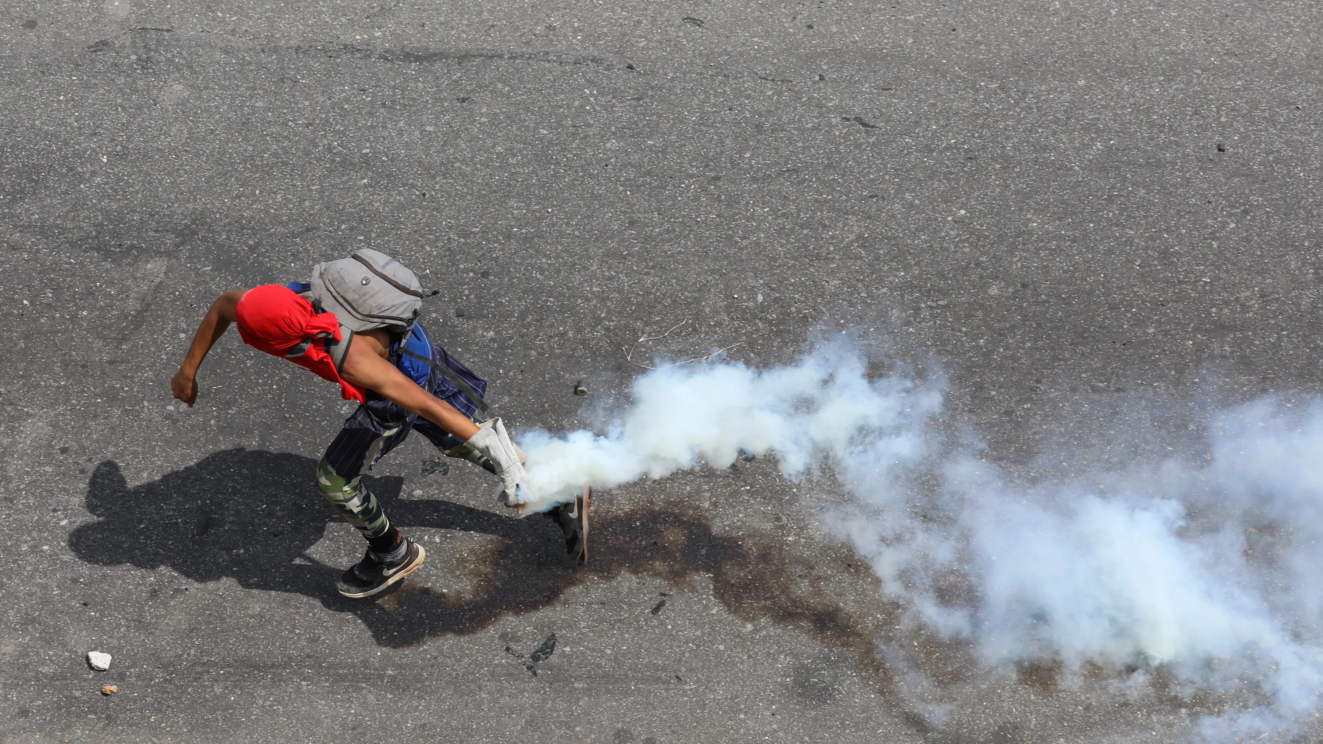 Opositores se enfrentan con la Policía en una manifestación este miércoles en las calles de Caracas