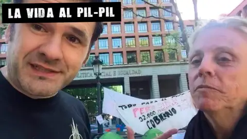 Protesta por una vivienda digna frente al ministerio de Sandidad, Política Social e Igualdad La vida al pil-pil