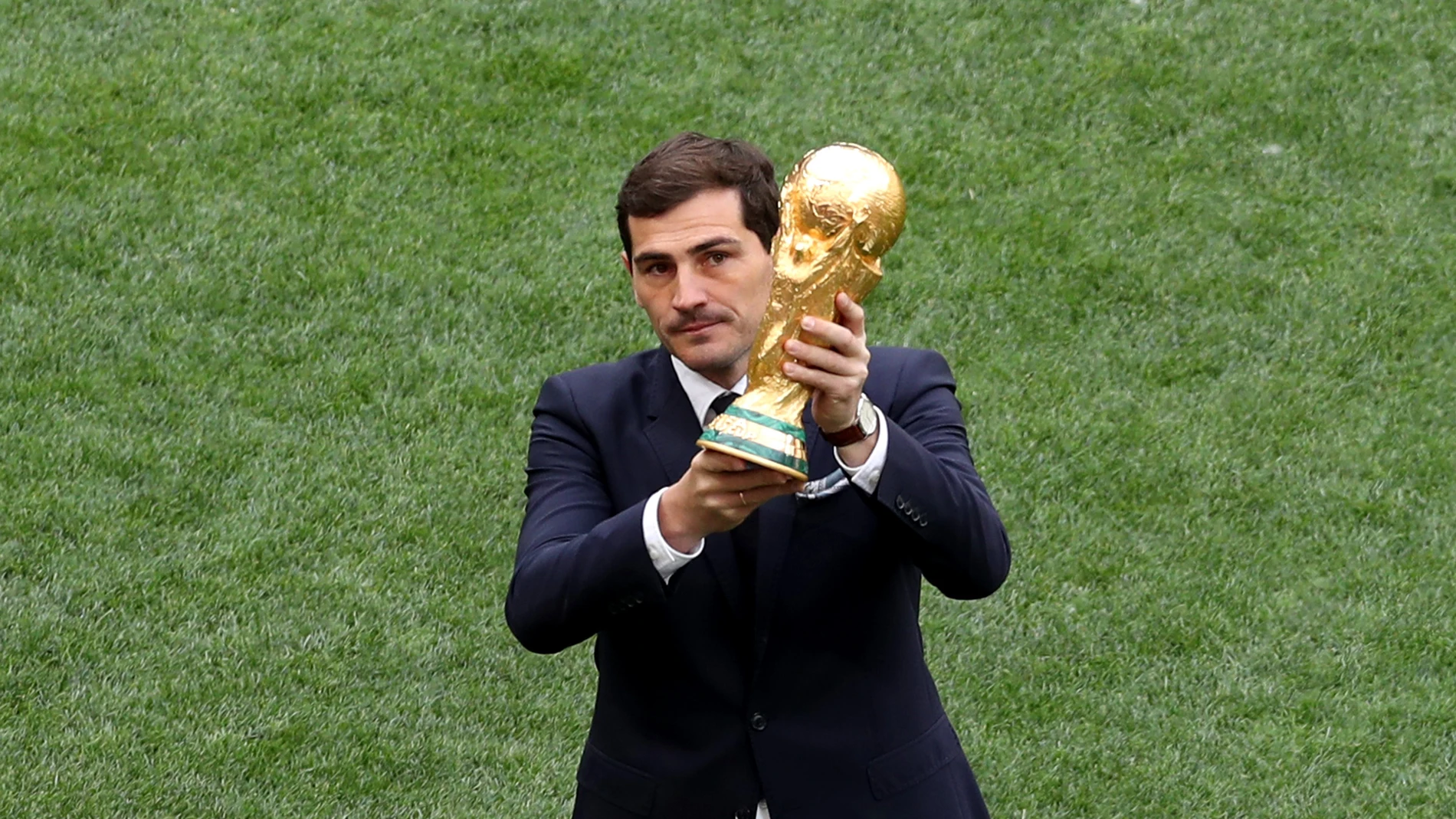 Iker Casillas sostiene la Copa del Mundo