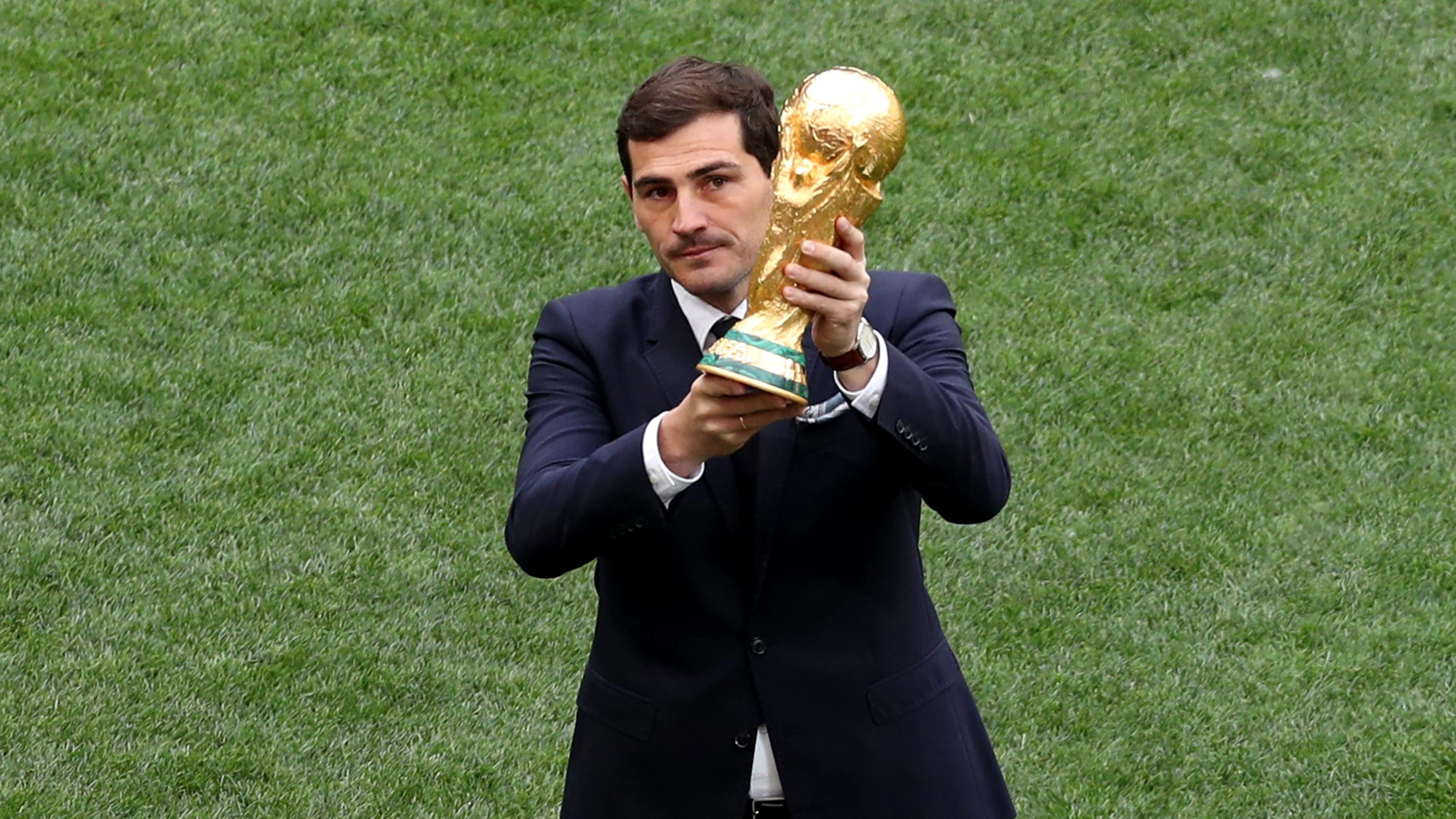 Iker Casillas sostiene la Copa del Mundo