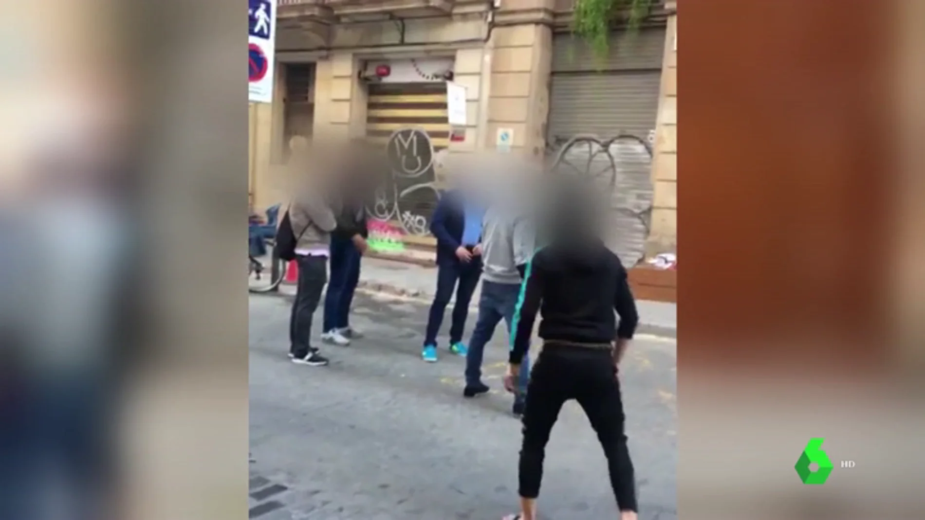 Varios vecinos se enfrentan con un grupo de menores okupas en Barcelona