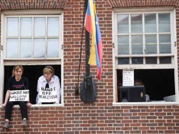 Acivistas con carteles contra Juan Guaidó en la embajada de Venezuela en Washington Acivistas con carteles contra Juan Guaidó en la embajada de Venezuela en Washington