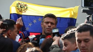 El líder opositor Leopoldo López habla ante los medios