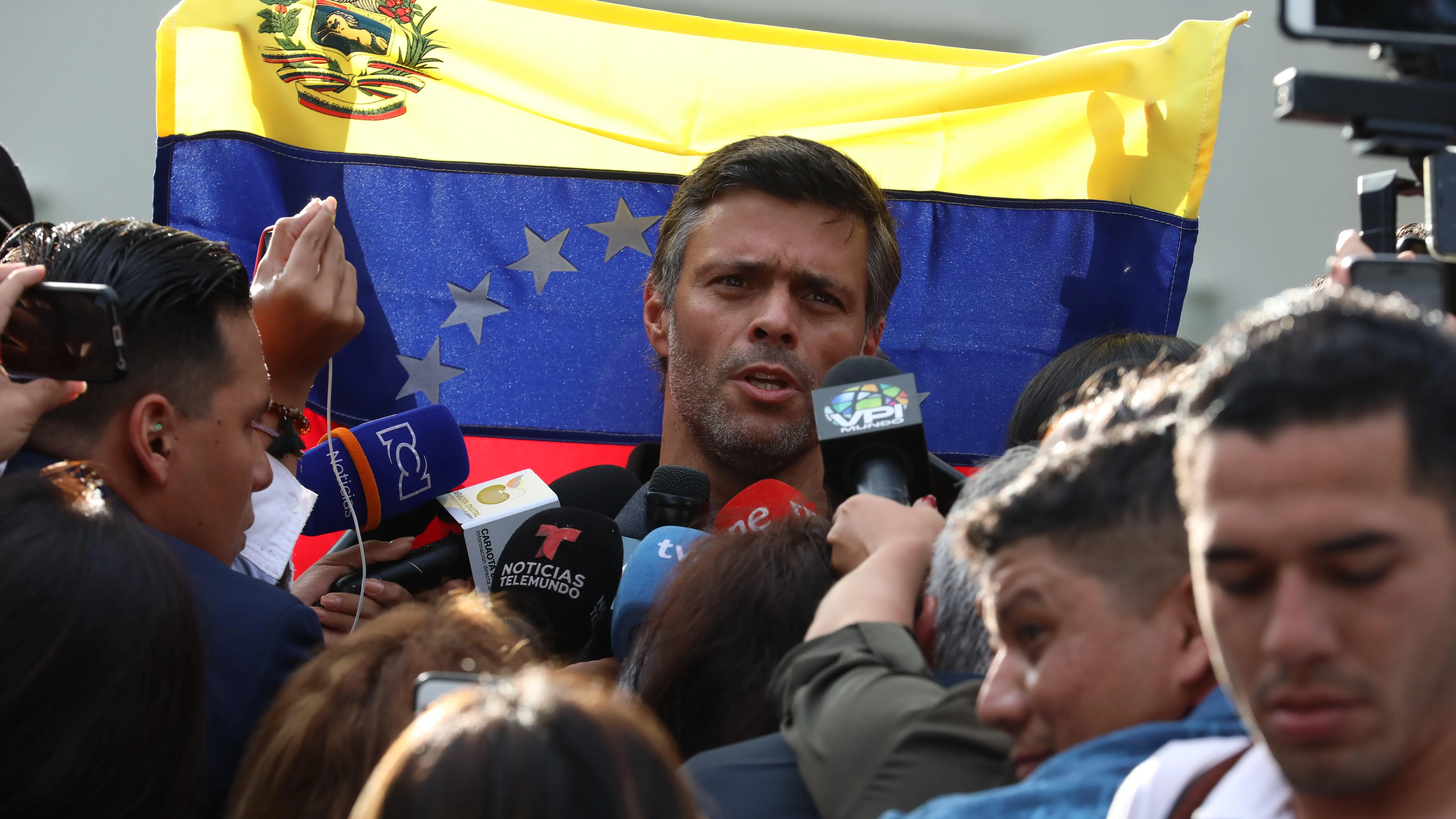 El líder opositor Leopoldo López habla ante los medios