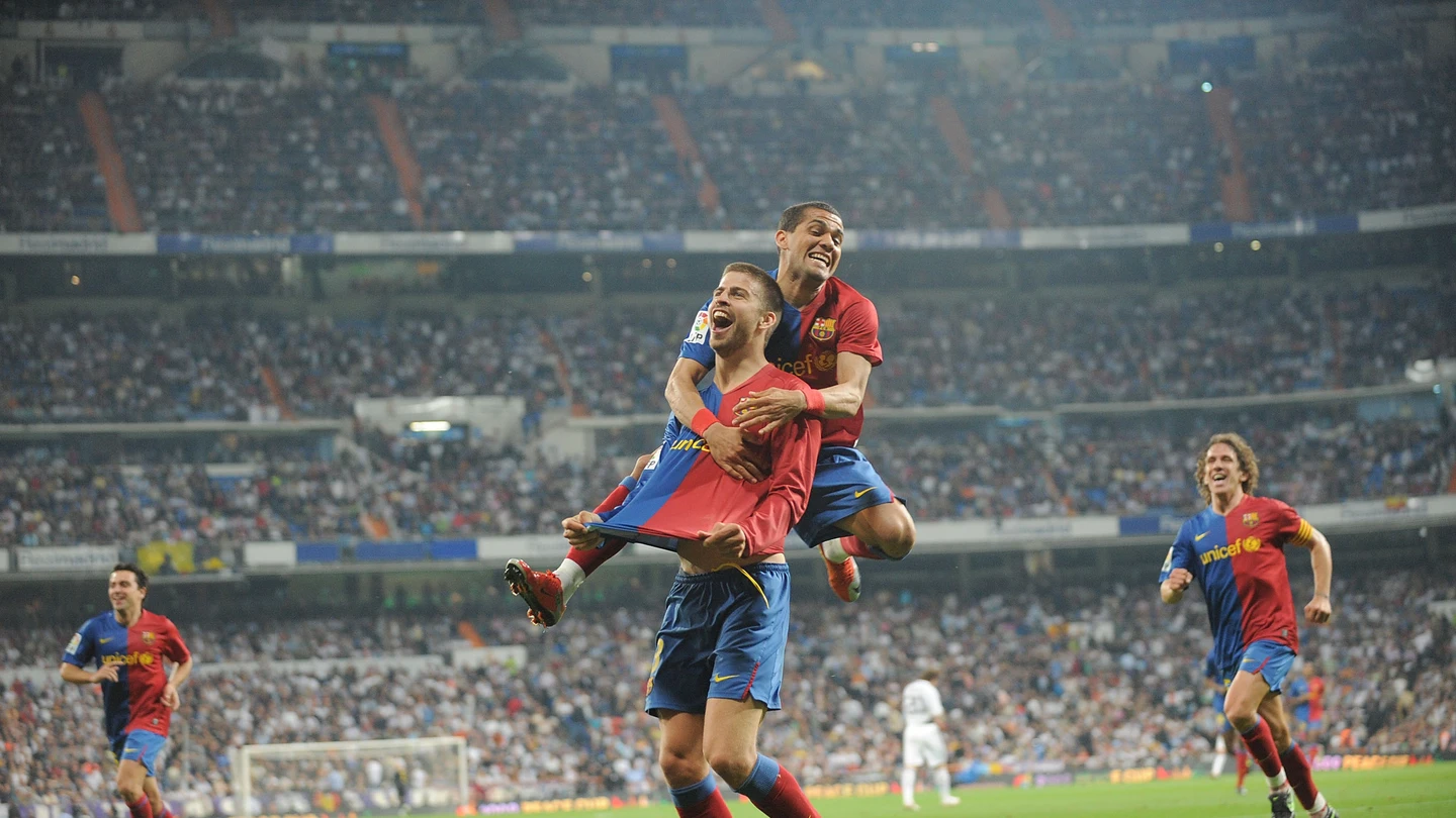 Piqué celebra su gol en el 2-6 del Barça en el Bernabéu Piqué celebra su gol en el 2-6 del Barça en el Bernabéu