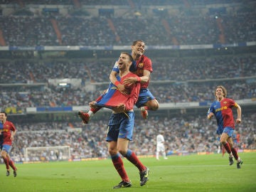 Piqué celebra su gol en el 2-6 del Barça en el Bernabéu Piqué celebra su gol en el 2-6 del Barça en el Bernabéu
