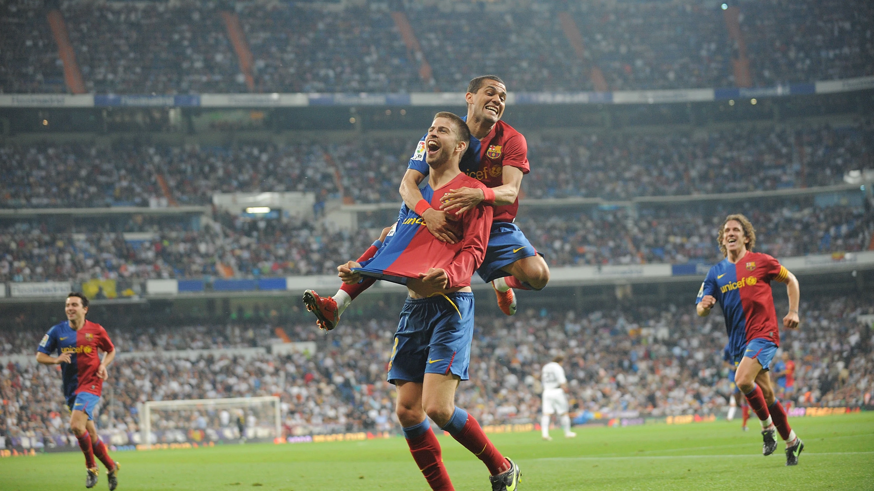 Piqué celebra su gol en el 2-6 del Barça en el Bernabéu